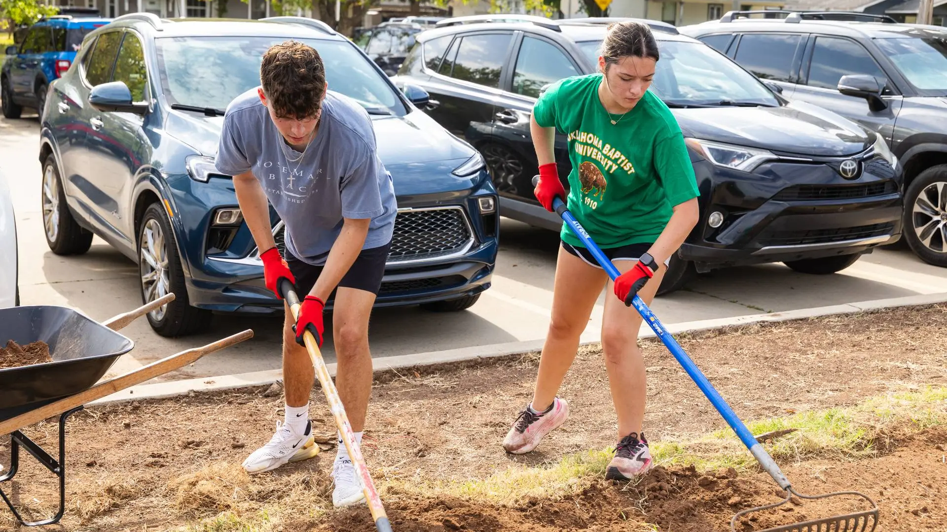 Oklahoma Baptist University students work together on service projects as part of the University’s annual Serve Shawnee event.